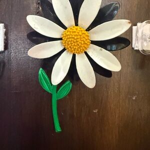 Vintage Daisy brooch with Yellow Center and White Petals